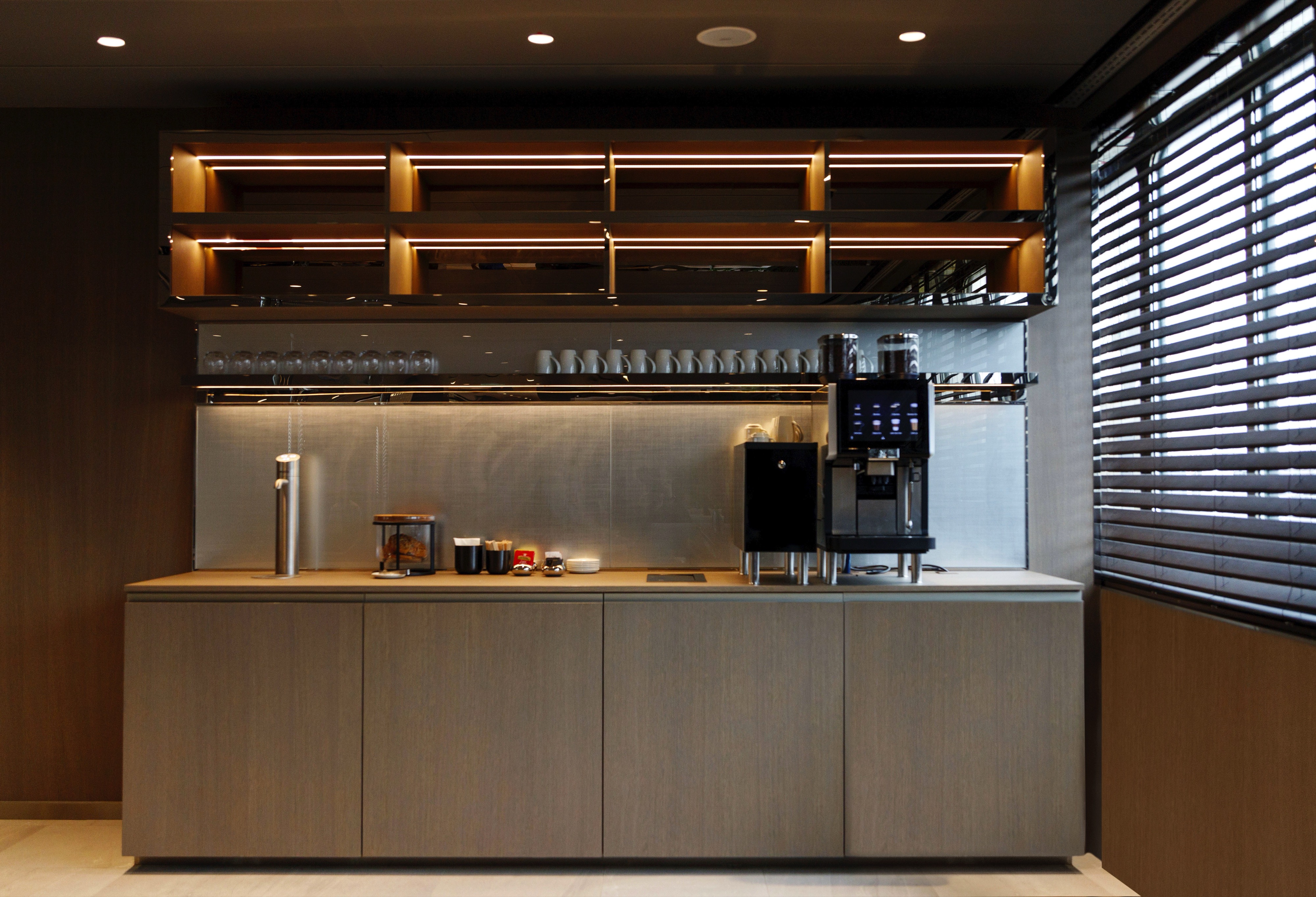 Emerald Sakara - Amici Bar & Lounge